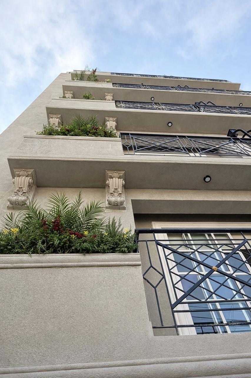 Balcones y ménsulas del edificio Pizarro 320 con acabados clásicos