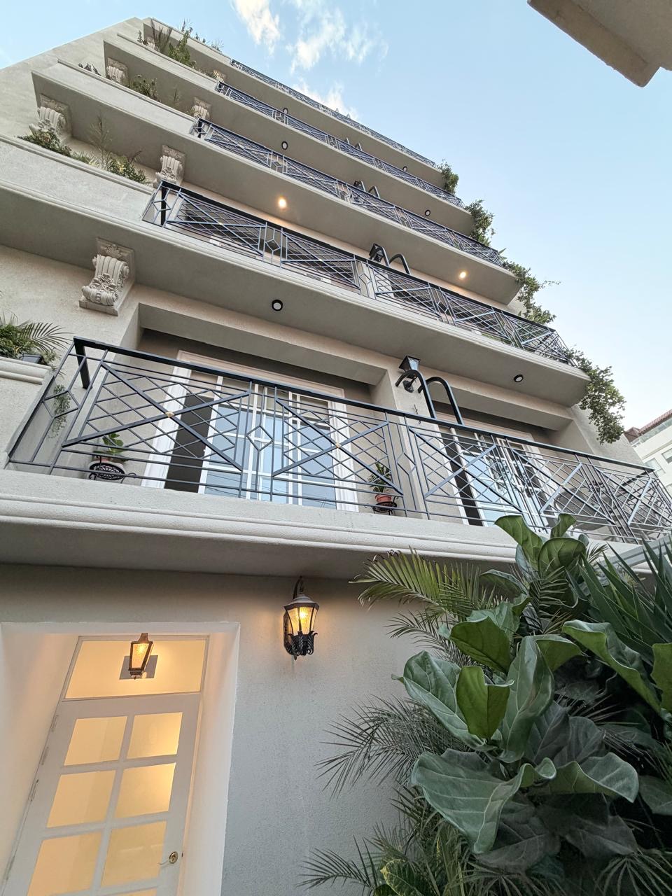 Ingreso principal de Pizarro 320 con detalles de herrería artesanal y jardineras integradas