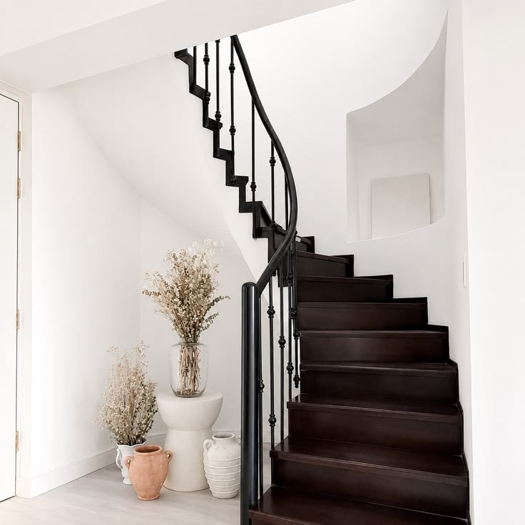 Escalera interior del Dúplex 602 en Pizarro 320 con acabados en madera